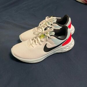 Women’s Nike running shoes, like new. Size 7M